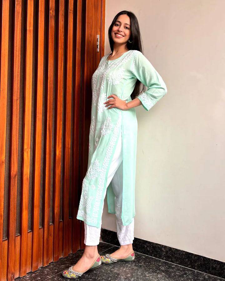 Tara Pista Chikan Kurti Pant Set